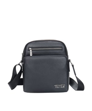 Bolso bandolera para hombre. El cierre es con cremallera. Los bolsillos internos son uno con cremallera y otro abierto. Los bolsillos externos son dos delanteros con cremallera y uno trasero con cremallera. La bandolera está fabricada en PVC. Falta el mango. Hay un compartimento interno. El material exterior es 100% Piel Auténtica. Internamente no está forrado. Medidas: 21x25x9,5 cm. Producto de moda
