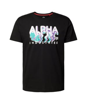 Dit T-shirt voor heren combineert een casual stijl met geraffineerde details voor een moderne look. Het ontwerp met korte mouwen en de normale pasvorm bieden optimaal comfort en bewegingsvrijheid. De ronde halslijn met geribde boorden zorgt voor een klassieke look en een comfortabele pasvorm. De zeefdruk op de voorkant in een gradiëntlook voegt een stijlvol accent toe dat van het shirt een echte blikvanger maakt. De afgeronde zoom en subtiele labelopdruk maken het minimalistische ontwerp compleet. Het shirt is gemaakt van zacht single jerseymateriaal, voelt prettig aan en is ideaal om elke dag te dragen. Een nekband voorkomt slijtage en zorgt voor een duurzame kwaliteit. Dit T-shirt is de perfecte keuze voor mannen die stijl en comfort even belangrijk vinden.