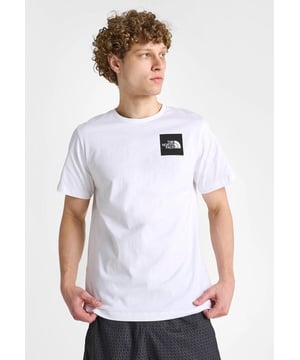 The North Face Heren M Story Box T-shirt. - -.  Scherp gedrukte graphics op de voor- en achterkant blijven trouw aan de Never Stop Exploring-mantra en vieren decennia van exploratie in de buitenlucht. - -. Ultrazachte en comfortabele katoenen constructie. - -. The North Face-opdruk op borst en rug.