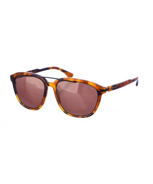 Gafas de sol Armand Basi con montura de acetato.
 Color Habana caramelo
 Forma rectangular.
 Lentes de color Marrón
Detalle metalico en la parte superior de la montura.
 Patillas de acetato a tono, con el nombre de la marca grabado.
 100% Protección UV. 
 Cristales antirreflejo.
 Incluye una funda de tela de protección.
Los colores reales del producto pueden variar ligeramente con respecto a los colores que muestra su monitor.
 
 Medidas  Ancho lente: 55 mm. Puente: 17 mm. Patillas: 145 mm.
 
 Limpiar las gafas con agua y jabón (neutro).
 - No utilice paños sucios o abrasivos, que puedan alterar las características de los filtros.
 - Utilice solo accesorios y repuestos originales.