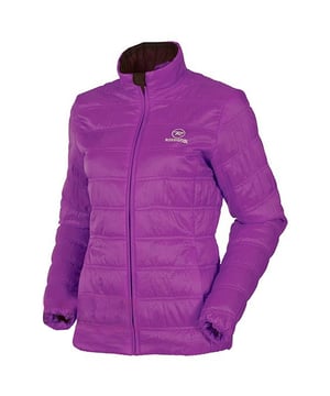 Rossignol Manga larga con cremallera Purple Women's Light Loft Chaqueta, una pieza externa elegante y liviana diseñada para mujeres activas que valoran la moda y la funcionalidad. Meticulosamente elaborada con atención al detalle, esta chaqueta combina versatilidad y rendimiento para satisfacer sus necesidades al aire libre.

La chaqueta presenta un color morado cautivador, agregando un toque de vitalidad y sofisticación a su conjunto. El tono púrpura se destaca audazmente, haciendo una declaración y al mismo tiempo permite una fácil coordinación con una variedad de atuendos. Ya sea que te diriges al gimnasio, salgas a correr o haciendo mandados, esta chaqueta es una opción de moda y confiable.

Construido con un material loft ligero, esta chaqueta de manga larga ofrece una calidez y comodidad excepcionales sin sacrificar la movilidad. El diseño liviano permite la facilidad de movimiento, lo que lo hace adecuado para una variedad de actividades. A pesar de su ligereza, la chaqueta proporciona un amplio aislamiento para mantenerte acogedor durante el clima frío.

El cierre frontal con cremallera proporciona fácilmente, al tiempo que permite que la ventilación ajustable se adapte a sus preferencias. Las mangas largas ofrecen cobertura y protección adicionales, lo que lo hace adecuado para el clima de transición o como una opción de capas durante las temperaturas más frías.

El logotipo de Rossignol se muestra con buen gusto en el cofre, lo que representa la dedicación de la marca al estilo y el rendimiento. Este logotipo simboliza el compromiso de Rossignol de crear ropa deportiva de alta calidad que satisfaga las demandas de las personas activas.

Diseñado con la funcionalidad en mente, esta chaqueta incorpora características adaptadas a las necesidades de las mujeres activas. La tela transpirable elimina la humedad, que lo mantiene seco y cómodo durante los entrenamientos intensos o actividades al aire libre. Además, la chaqueta está equipada con bolsillos con cremallera, proporcionando un almacenamiento conveniente para sus elementos esenciales.