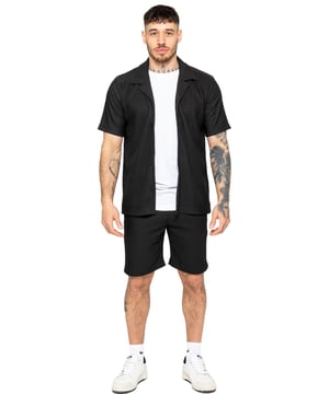 Verhoog je zomerse stijl met onze Enzo Milano Heren Outfit Set, inclusief een geribbelde revere shirt met textuur en relaxte pasvorm shorts. Ervaar ultiem comfort met een knoopsluiting en verstelbare trekkoord tailleband, terwijl je er moeiteloos stijlvol uitziet met een revere kraag en enkele achterzak met paspel. Gemaakt van premium stof, is deze set perfect voor elke gelegenheid