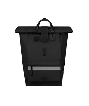 Dieser vielseitige Unisex-Rucksack mit 26-30 Litern Fassungsvermögen kombiniert Funktionalität mit modernem Design. Dank der magnetischen Verschlussschnalle lässt sich das Hauptfach sicher und schnell öffnen. Die reflektierenden Details an der Vordertasche und den Schultergurten sorgen für bessere Sichtbarkeit im Dunkeln. Für zusätzlichen Komfort verfügt der Rucksack über eine ergonomische Rückenpolsterung und einen verstellbaren Brustgurt. Die obere und seitliche Öffnung ermöglicht flexiblen Zugriff auf das Hauptfach, das ein großes Seitenfach für Laptops bis 16" bietet. Das robuste, wasserdichte 900D-Material schützt den Inhalt zuverlässig vor leichtem bis mäßigem Regen. Ein Außenfach für Trinkflaschen sorgt für praktischen Stauraum unterwegs. Die austauschbare Vordertasche „Mount Victoria“ wird sicher mit einer Lasche befestigt. Zwei kurze Henkel lassen sich für bequemes Tragen mit einer Lasche verbinden. Zudem ist ein spezielles Befestigungssystem für Gepäckträger separat erhältlich.