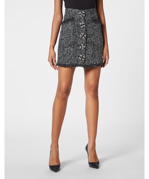 Chique & Rock stijl? Dan is deze rok echt iets voor jou. We hebben tweed opnieuw ontworpen volgens de stijl van Plein. Bekijk de details.   Tweed van polyestermix   Verborgen sluiting aan de voorzijde met grote strass-broches   Twee opgestikte zakken   Zomen met franjes   Voering van gemêleerde stof   Hoog uitgesneden taille en getailleerd model
