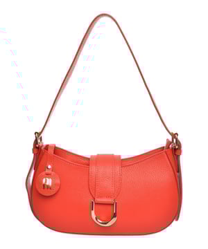 Bolso de mano
100% cuero de vaca
Cierre superior con cremallera y solapa magnética
Bolsillo interno con cremallera
Dimensiones: 13.5x28x6.5 cm
Asa: 63 cm