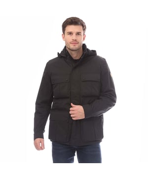 Heren Belstaff Cotton Gabardine Drome Jacket in zwart.- Afneembare capuchon.- Centrale ritssluiting met drukknopen.- Gunmetal ritsen en lichtgewicht ton-sur-ton drukknopen.- Vier opgestikte zakken met drukknopen.- Intern trekkoord in taille.- Waterafstotend.- Katoen-nylon gabardine combineert zacht katoenen garen met sterke nylon filamenten om zowel een sueded en levendig handgevoel te krijgen met PFAS-vrije waterafstotende afwerking.- Moderne lichtgewicht en overgangsversie van de iconische Belstaff Fieldmaster.- 65% Katoen 35% Polyamide. - Ref: 105169BLACK