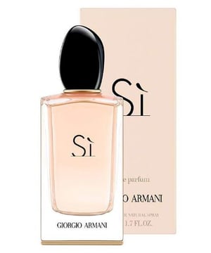 Genießen Sie zeitlose Eleganz mit Giorgio Armani Si Eau de Parfum Spray. Inspiriert für unwiderstehliche und starke Frauen, lädt Si Sie ein, in Stärke und Modernität zu baden. Dieser einladende Duft vereint Mandarinenöl, Mai-Rosen, blonde Hölzer, Amber und Vanille zu einem kraftvollen und überschwänglichen Duft, den Sie über Jahre hinweg mit sich tragen werden. Das Giorgio Armani Si Eau de Parfum Spray ist in einem eleganten und mühelos klassischen Flakon untergebracht und ist das Must-Have für die moderne Frau.