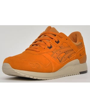 El Hot Runner que fue lanzado por Kihachiro Onitsuka Funded Heritage Label estará en la parte superior de la lista de este año y presenta la resistente combinación de cuero "Honey Ginger/Honey Ginger". El nuevo Gel Lyte III "Honey Ginger" de ASICS, que también es conocido por ProductNumber HL7U2-3131, parece tener una buena opción de materiales y características como siempre la etiqueta de la marca ASICS en la lengua.
