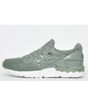 ASICS GEL-LYTE V ​​Entrenadores verdes para hombres, una elección elegante y orientada al rendimiento diseñada para elevar su aspecto atlético y casual. Estos entrenadores combinan la tecnología de vanguardia de los ASIC con un diseño contemporáneo, lo que los hace imprescindibles para cualquier entusiasta de las zapatillas. Aquí hay una descripción detallada de las características clave que distinguen a estos entrenadores:

Tecnología de amortiguación de gel: ASICS es reconocido por su sistema de amortiguación de gel, y el gel-Lyte V no es una excepción. Los entrenadores cuentan con amortiguación de gel en el talón y el antepié, proporcionando una absorción de choque excepcional y protección de impacto. Esto garantiza un viaje cómodo y receptivo durante los entrenamientos intensos o las actividades cotidianas.

Superior ligero y transpirable: los entrenadores cuentan con una parte superior ligera y transpirable, construida utilizando una combinación de materiales sintéticos y paneles de malla. Este diseño no solo mejora el flujo de aire, sino que también ofrece un ajuste ajustado y de apoyo, reduciendo el riesgo de incomodidad o irritación.

Collar y lengua acolchados: para evitar el roce y proporcionar soporte adicional, los entrenadores vienen equipados con un collar acolchado y una lengua. Esta característica garantiza un ajuste cómodo alrededor del tobillo y reduce el riesgo de ampollas durante el uso extendido.

Suella externa duradera: la suela exterior del Gel-Lyte V está hecha de un compuesto de goma duradero, diseñado para ofrecer una excelente tracción y agarre en varias superficies. Esto los hace adecuados para actividades interiores y exteriores.

Diseño de inspiración retro: combinando elementos modernos con un toque de nostalgia, el Gel-Lyte V presenta un diseño de inspiración retro que agrega un toque único y de moda a su atuendo. El vibrante color de color verde se destaca y agrega un toque de color a cualquier conjunto