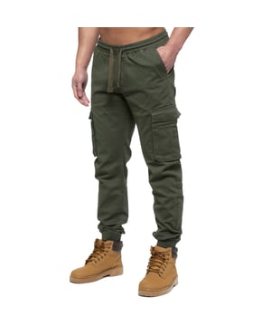 Enzo Mens Vaqueros elásticos con puños de cintura elástica. Cuenta con un diseño de 5 bolsillos. 2 bolsillos de corte, 1 bolsillo trasero 2 carga delantera, bolsillos laterales debajo con cierre de Velcro. Cintura elástica con cajones ajustables. Diseño de corte y costura en la pierna. Tobillo con puño