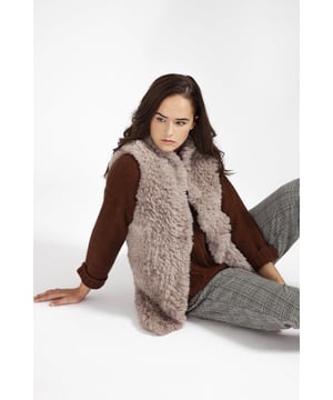 Please note all One-Size Jayley products comfortably fit sizes 8-14. Sumptuously soft faux fur knitted gilet which will keep you warm and stylish this winter, making a versatile addition to any winter wardrobe. Our sleeveless gilet makes it effortless to layer your clothes without adding bulk allowing you to wear anything underneath to stay toasty warm and comfortable even when the weather is at its least welcoming.