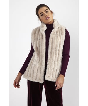 Please note all One-Size Jayley products comfortably fit sizes 8-14. A beautiful faux fur gilet, which is sure to keep you warm throughout the colder month. A great piece for layering;  couple with your favourite cashmere sweater and skirt of slim trousers and knitwear.