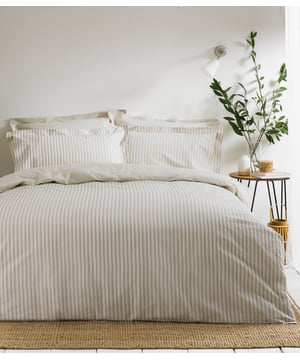 This duvet cover and pillow case set is both a contemporary and classic addition to your home. The reversible subtle mélange print provides a luxurious woven striped appearance. The included matching pillowcases creates a simple yet relaxed look with their Oxford Borders; alongside the reversible stripe design that adds an effortless relaxed look to your bedroom. Choose your favourite side to fit with your style or flip sides to give your bedroom a midweek refresh.