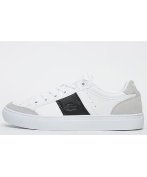 Deze Lacoste Courtline 319 herensneaker combineert een door de rechtbank beïnvloed silhouet met een klassieke Lacoste-constructie voor een moderne, casual kijk op het tenniserfgoed van het merk. Met een bovenwerk van premium leer met stijlvolle over