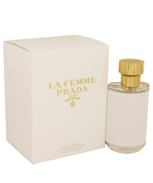 Prada La Femme Duft von Prada, aus dem weltbekannten Modehaus Prada, wurde 2016 zeitgleich mit einem männlichen Gegenstück lanciert und will neu definieren, was ein Damenduft feminin macht. Dieser kunstvoll gestaltete Duft eröffnet mit Kopfnoten von Bienenwachs und einer Vielzahl von Gewürzen, die sofort ein sanftes Erlebnis schaffen. Dies verblasst sanft in die Herznoten von Frangipani, Tuberose, Iris und Ylang-Ylang, ein wunderschön blumiges Erlebnis, das dann in die Basisnoten von Vanille und Vetiver übergeht.