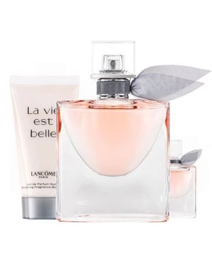 La Vie Est Belle Gift Set Contains: La Vie Est Belle Eau de Parfum 50ml & La Vie Est Belle Body lotion 50ml. Lancome La Vie Est Belle Eau de Parfum is Lancome’s bestselling feminine fragrance that is a sweet and elegant perfume capturing the essence of Magnolia Extract. Inspired by the idea of natural and simple beauty and taking pleasure in the small things in life. Opening with top notes of iris, a key ingredient of this beautiful floral fragrance, flowing into a heart of patchouli accords which is all finally rounded off with a smooth base of gourmand.