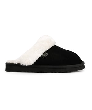The Black, Snug S.oliver Slippers Have A Warm, Fluffy White Lining And A Textured Rubber Outsole For Added Grip. These Cosy Open-backed Mules Invite You For An Evening In And Are Ideal As A Present For The Cold Winter Days.