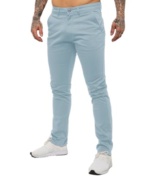Verwen jezelf met het ultieme comfort en stijl met onze ENZO Heren Designer Skinny Fit Chino Broeken. Voorzien van een strakke ritssluiting, twee voorzakken, twee achterzakken met paspel en het kenmerkende merklogo op het achterste taillelabel.