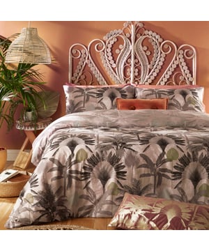 Majestic palm trees in their many individual forms create this beautiful, romantic design which will instantly transform your space. Soft greys and golds on a dusky pink background, and a fully reversible design in tonal colours make this a versatile set for those who like to change things up.