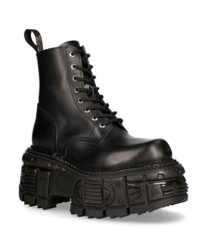 Estas botas de estilo militar pertenecen a la popular colección metálica y cuentan con un cierre de cordones de 8 ojales para un cierre seguro durante todo el día. Estas botas están diseñadas para quienes se esfuerzan por estar a la vanguardia de la moda, con un tacón de goma de 10 cm y una plataforma de 7 cm para una estética única y audaz. La autoridad sobresaliente de estas botas no solo te dará una presencia que llamará la atención, sino que también elevará tu sentido del estilo. No solo es una pieza increíblemente moderna, sino que con la adición de una plantilla suave y acolchada y un cómodo forro de cuero, estas botas alcanzan un nivel de comodidad que hará que tus pies también te lo agradezcan. Como siempre, New Rock cumple con su reputación de perfección y se ha destacado en la provisión de calidad, estilo y comodidad para este par de botas.• Altura del tacón: 10 cm• Altura de la plataforma: 7 cm• Altura de la caña: 17 cm• Material de la suela: caucho natural• Material exterior: piel de vacuno