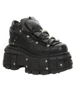 Este estilo de botines de cuero se ha convertido en sinónimo del nombre New Rock y de toda la calidad y el estilo por los que New Rock es aclamado internacionalmente. Un motivo metálico distintivo está imbuido en estos zapatos con añadidos como adornos de la marca New Rock en los cordones, detalles de tornillos metálicos en las suelas y grabados metálicos de la marca en el talón, todo lo cual contribuye a un estilo gótico con estilo. Para un toque atrevido y contemporáneo, el tacón y la suela de goma se elevan a una altura de 10 cm y 8 cm respectivamente, lo que le da a estas botas una autoridad destacada que te dará una presencia llamativa. Como siempre, New Rock sigue fiel a su reputación de perfección y se ha destacado en la provisión de calidad, estilo y comodidad para este par de botas.• Altura del tacón: 10 cm• Altura de la plataforma: 8 cm• Altura de la caña: 11 cm• Cordones negros con adornos metálicos• Material de la suela: PU-Ultra• Material exterior: piel de vacuno