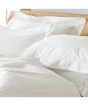Is there anything better than crisp White linen in the bedrooms in some of the UK's most prestigious hotels, give your bedroom genuine 5-star luxury with the magnificent Oxford pillowcase. Fresh, crisp and gloriously the simple, yet exquisite pillowcase is made from pure and soft percale cotton with a high quality 200 thread count weave. Suitable for everyday use, fully machine washable and available in a range of colours. An attractive Oxford style border features throughout the entire set giving a very classy appearance. Team with the matching Oxford duvet set to complete a luxurious look.