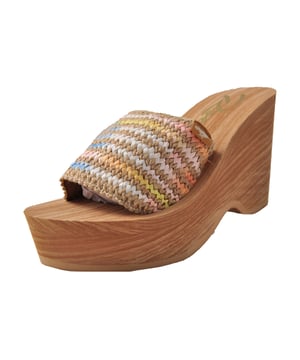 Rise above the crowd in the Rocket Dog Hills Sandal with a towering platform sole that will put you head and shoulders above the rest. With feminine beach style features and stylish colours, this wedge Sandal will go perfectly with your casual wardrobe, adding an eye-catching finishing touch to any off-duty ensemble. - Soft textile woven strap - 3.5â€ Platform wedge - Rocket Dog branding throughout - Super soft comfy footbed