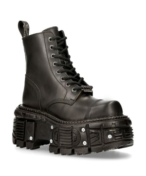 Deze laars in militaire stijl komt uit de ultrapopulaire metallic collectie en is voorzien van een vetersluiting met 8 vetergaatjes voor een veilige sluiting gedurende de dag. Deze laarzen zijn ontworpen voor degenen die ernaar streven om voorop te blijven lopen in de mode, met een rubberen hak van 10 cm en een platformhoogte van 8 cm voor een unieke en gedurfde esthetiek. De opvallende autoriteit van deze laarzen geeft je niet alleen een opvallende verschijning, maar verhoogt ook je gevoel voor stijl. Dit is niet alleen een verbluffend trendy exemplaar, maar dankzij de toevoeging van een zachte, gedempte binnenzool en een comfortabele leren voering bereiken deze laarzen een niveau van comfort waar je voeten je ook dankbaar voor zullen zijn. Zoals altijd houdt New Rock vast aan zijn reputatie van perfectie en blinkt uit in het leveren van kwaliteit, stijl en comfort voor dit paar laarzen. • Hakhoogte - 10 cm • Platformhoogte - 8 cm • Schachthoogte - 17 cm • Kuitbreedte - 28 cm • Zoolmateriaal - Natuurlijk rubber. • Buitenmateriaal - Koeienhuidleer