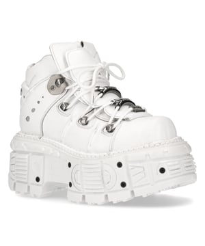 Deze stijl leren enkellaarzen is synoniem geworden met de naam New Rock en is gemaakt van premium wit rundleer dat alle kwaliteit en stijl uitstraalt waar New Rock internationaal om wordt geprezen. Deze schoenen zijn voorzien van een opvallend metalen motief met toevoegingen zoals versieringen met het New Rock-merk aan de veters, metalen details in de zool en metalen merkgravures op de hiel, die allemaal bijdragen aan een stijlvol gotisch thema. Voor een gedurfd en eigentijds tintje is de hak verhoogd tot een hoogte van 5 cm, wat deze laarzen een opvallende autoriteit geeft en je een opvallende verschijning zal geven. Zoals altijd houdt New Rock vast aan zijn reputatie van perfectie en blinkt uit in het leveren van kwaliteit, stijl en comfort voor dit paar laarzen. • Hakhoogte - 5 cm • Witte veters met metalen versieringen • Zoolmateriaal - PU • Buitenmateriaal – Premium koeienhuid