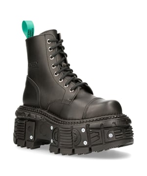Dieser Bikerstiefel im Combat-Stil ist sorgfältig aus hochwertigem veganem Leder gefertigt und verfügt über einen 8-Loch-Schnürverschluss für sicheren Verschluss den ganzen Tag. Diese Stiefel sind für alle gedacht, die stets auf dem neuesten Stand der Mode bleiben möchten. Der Gummiabsatz von 10 cm und die Plateauhöhe von 8 cm sorgen für eine einzigartige und kühne Ästhetik. Die herausragende Autorität dieser Stiefel verleiht Ihnen nicht nur eine umwerfende Präsenz, sondern steigert auch Ihr Stilgefühl. Dies ist nicht nur ein umwerfend trendiges Stück, sondern mit der zusätzlichen weich gepolsterten Innensohle und dem bequemen Lederfutter erreichen diese Stiefel ein Maß an Komfort, das auch Ihre Füße Ihnen danken werden. Wie immer bleibt New Rock seinem Ruf für Perfektion treu und zeichnet sich bei diesem Paar Stiefel durch Qualität, Stil und Komfort aus. • Absatzhöhe – 10 cm • Plateauhöhe – 8 cm • Schafthöhe – 17 cm • Wadenbreite – 28 cm • Sohlenmaterial – Naturkautschuk • Außenmaterial – Premium-veganes Leder