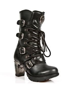 Deze enkellaars bevat eigentijdse toevoegingen die de stilistische aantrekkingskracht van dit exemplaar versterken en het een populaire keuze maken voor liefhebbers van de gotische stijl. Deze schoenen zijn voorzien van een opvallend metalen motief met toevoegingen zoals metalen gespen aan de sluiting, een hoge metalen hak en metallic New Rock-logo, waardoor ze een modieuze, moderne look krijgen. Deze laars maakt deel uit van de populaire trailcollectie en heeft een brede kuitwijdte en leren voering voor een comfortabel gevoel. De laars is verhoogd bij de hiel om de drager een opvallende verschijning te geven. • Hakhoogte - 9 cm • Platformhoogte - 3 cm • Schachthoogte - 20 cm • Kuitbreedte - 30 cm • Buitenmateriaal - Koeienleer