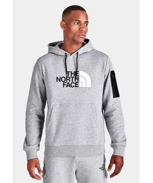 Mit dem Logo Pocket Hoodie für Herren von The North Face kannst du dich auf ein urbanes Abenteuer einlassen. - -. Dieser Hoodie in Standard-Passform ist aus superweichem Fleece-Stoff für maximalen Komfort gefertigt. - -.  Der klassische Pullover hat eine verstellbare Kapuze für individuellen Schutz, lange Ärmel und gerippte Abschlüsse für einen bequemen, sicheren Sitz. - -.  Es verfügt über eine Kängurutasche und eine aufgesetzte Tasche am Ärmel für deine wichtigsten Dinge und ist mit dem The North Face "Half Dome"-Logo auf der Brust verziert.