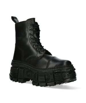 Der Iconic Boot WALL083C-S5 stammt aus der allseits beliebten Wall-Kollektion und ist aus feinstem Kernleder in Kombination mit einer strapazierfähigen Gummisohle gefertigt. Diese Stiefel verfügen über einen Schnürverschluss, eine gepolsterte Innensohle und ein Lederfutter und verkörpern die Qualität, den Stil und den Komfort, die Sie von New Rock Boots erwarten. Diese stilvollen Unisex-Stiefel haben einen 10 cm hohen Gummiabsatz, der Ihnen einen beeindruckenden Auftritt verleiht, der garantiert alle Blicke auf sich zieht. Die Passform ist hervorragend, schlank und sexy wie abgebildet. Warum nicht etwas Einzigartiges, Vielseitiges, Stilvolles und Anderes kaufen? Absatzhöhe – 10 cm, Plattformhöhe – 8 cm, Schafthöhe – 14 cm, Sohlenmaterial – Naturkautschuk, Außenmaterial – Rindsleder