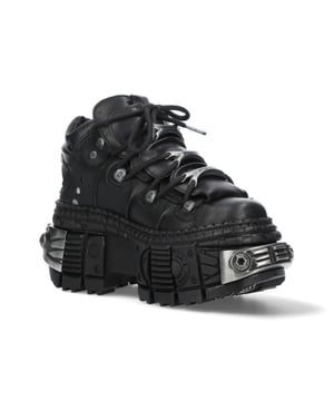 De Iconic Boot WALL106-S10 komt uit de altijd zo populaire Wall-collectie, gemaakt van het beste huidleer gecombineerd met een duurzame rubberen zool. Deze laarzen zijn voorzien van een vetersluiting, een gedempte binnenzool en een leren voering en belichamen de kwaliteit, stijl en comfort die je van New Rock Boots mag verwachten. Deze stijlvolle unisex-laarzen hebben een rubberen hak van 10 cm, waardoor je een opvallende verschijning krijgt die zeker de aandacht zal trekken. De pasvorm is fantastisch, strak en sexy zoals afgebeeld. Waarom koop je niet iets dat uniek, veelzijdig, stijlvol en anders is. Hakhoogte - 10 cm Platformhoogte - 8 cm Schachthoogte - 9 cm Zoolmateriaal - Natuurlijk rubber Buitenmateriaal - Koeienleer