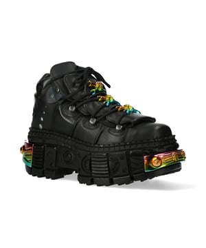 La icónica bota WALL106-S23 pertenece a la popular colección Wall. Está confeccionada con el mejor cuero de vaca combinado con una suela de goma duradera. Estas botas cuentan con cierre de cordones, plantilla acolchada, forro de cuero y encarnan la calidad, el estilo y la comodidad que esperas de New Rock Boots. Estas elegantes botas unisex tienen un tacón de goma de 10 cm para darte una presencia imponente que seguro llamará la atención. El ajuste es excelente, elegante y sexy como se muestra en la imagen. ¿Por qué no comprar algo único, versátil, elegante y diferente? Altura del tacón: 10 cm Altura de la plataforma: 8 cm Altura de la caña: 9 cm Material de la suela: caucho natural Material exterior: piel de vacuno