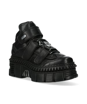 De Iconic Boot WALL285-S3 komt uit de altijd zo populaire Wall-collectie, gemaakt van het beste huidleer gecombineerd met een duurzame rubberen zool. Deze laarzen zijn voorzien van een vetersluiting, een gedempte binnenzool en een leren voering en belichamen de kwaliteit, stijl en comfort die je van New Rock Boots mag verwachten. Deze stijlvolle unisex-laarzen hebben een rubberen hak van 6 cm, waardoor je een opvallende verschijning krijgt die zeker de aandacht zal trekken. De pasvorm is fantastisch, strak en sexy zoals afgebeeld. Waarom koop je niet iets dat uniek, veelzijdig, stijlvol en anders is. Hakhoogte - 6 cm Platformhoogte - 4 cm Schachthoogte - 10 cm Zoolmateriaal - Natuurlijk rubber Buitenmateriaal - Koeienhuid Leer