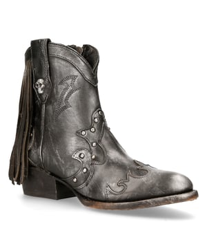 Estas botas, confeccionadas con piel de vaca de primera calidad, tienen la silueta clásica de un vaquero para ofrecer un estilo icónico y vanguardista. Con una caña alta y una punta puntiaguda, esta pieza mantiene las características que hicieron famosas a las botas de vaquero, pero también presenta giros creativos que elevan esta pieza. Se han añadido diseños de calaveras a la suela y los laterales para darle a esta pieza un toque gótico distintivo y también aparecen en el cierre de cremallera, lo que hace que esta bota sea fácil de poner y da como resultado un ajuste cómodo. Las adiciones adicionales incluyen diseños cosidos en la parte delantera, así como un motivo tachonado y borlas que añaden profundidad a la apariencia de esta pieza. Para una mayor comodidad, New Rock ha introducido un forro de piel suave en el interior y, para una apariencia distintiva, ha elevado el talón, lo que da como resultado una apariencia atrevida que redondea esta pieza. • Altura del tacón: 5 cm • Altura de la plataforma: 1 cm • Altura de la caña: 19 cm • Material exterior: piel de vaca