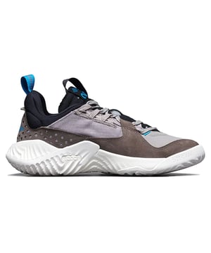 El Jordan Delta es diferente de lo que sabes de la familia Jumpman, pero confía en nosotros si decimos que este zapato encaja directamente en la herencia de MJ. Diseñado con comodidad en mente con una mezcla de materiales naturales de alta tecnología y de alta tecnología, la zapatilla de zapatilla de Jordan baja ofrece la amortiguación de Nike React combinada con una malla liviana y una parte superior de gamuza. Si estabas buscando una zapatilla que respire el ADN de Air Jordan pero funcione perfectamente bien como una opción diaria de calzado cómodo, el Jordan Delta está a solo una agarre.