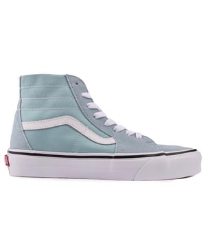 Estas zapatillas Sk8-Hi de Vans son el epítome del estilo skate Old Skool en una combinación de colores fresca lista para la nueva temporada. Estas zapatillas deportivas de tobillo alto tienen una parte superior de teca pálida y la legendaria Vans-Stripe en el lateral. Estos auténticos zapatos skater tienen un acabado más grueso. Suela de goma vulcanizada con la icónica banda de rodadura y etiqueta con el logo de Off the Wall.