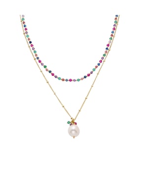 Collar Zain de Perla Blanca acabado oro 18k. África Moda te sumerge en un mundo de colores vibrantes, texturas exquisitas y diseños artesanales que reflejarán la esencia de tu espirítu.