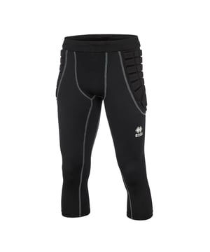 Color: Negro 02600 Cintura: Elástica Detalles: Acolchado en los laterales Largo: 3/4 Corte: Slim Uso: Fútbol