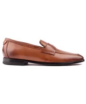 In deze Adlerrs loafers van Ted Baker zet je met gemak je beste beentje voor. Gemaakt van zacht en luxueus leer. Deze schoenen zijn gemakkelijk aan te trekken voor een comfortabele pasvorm en kunnen de hele dag worden gedragen. Met een gestikt T-logo op de hiel. een harszool voor duurzaamheid. en een amandelteen voor een klassieke look. deze loafers hebben een stoere en toch modieuze uitstraling.