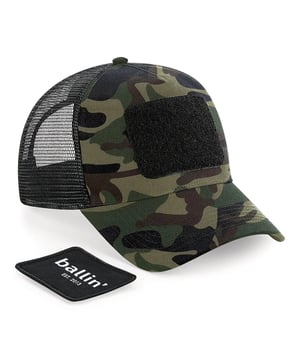 Gorra Trucker de la marca Ballin Est. 2013. La Trucker Cap está hecha de poliéster de alta calidad. El tamaño se puede ajustar fácilmente con el cierre a presión en la parte posterior.  Nombre del modelo: Trucker CapCategoría: gorra de hombreMateriales: poliésterColor: negro, army camo