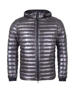 Belstaff Airspeed Black Daunengefüllte Jacke. Erleben Sie das Nonplusultra an Vielseitigkeit und Stil mit der Belstaff Black Jacket. Diese Jacke bietet sowohl Wärme als auch ein modisches Design, so dass Sie mühelos von einem lässigen Tageslook zu einem schicken Abendensemble wechseln können. Bleiben Sie gemütlich und sehen Sie umwerfend aus mit dieser unverzichtbaren Jacke!. Daunenjacke, Material: 100% Polyamid, Füllung: 90% weiße Entendaunen, 10% weiße Entenfedern. Markenemblem am linken Ärmel, Leichtgewicht. Kapuzenmantel, Gepolstertes Design, Reißverschluss, Schwarze Jacke. Stil: Airspeed Jacke Schwarz