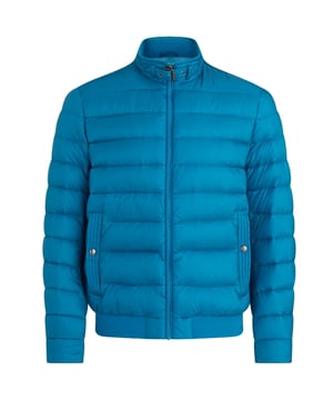 Belstaff Tonal Circuit Ocean Blue Daunengefüllte Jacke. Erleben Sie das Nonplusultra an Vielseitigkeit und Stil mit der Belstaff Blue Jacket. Diese Jacke bietet sowohl Wärme als auch ein modisches Design, so dass Sie mühelos von einem lässigen Tageslook zu einem schicken Abendensemble wechseln können. Bleiben Sie gemütlich und sehen Sie umwerfend aus mit dieser unverzichtbaren Jacke!. Daunenjacke, Material: 100% Polyamid, Füllung: 90% weiße Entendaunen, 10% weiße Entenfedern. Markenabzeichen am linken Ärmel, Leichtgewicht, 750 Fill Down Insulation Jacke, Wasserabweisend, Winddicht. Rundhalsausschnitt, gepolstertes Design, Reißverschluss, 2 Taschen mit Knopfverschluss, blaue Jacke. Stil: Tonal Circuit Ozeanblau