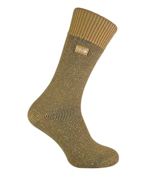 Wenn die Temperaturen sinken, brauchen Sie ein zuverlässiges Paar Thermosocken, die die Kunst, Ihre Füße warm und bequem zu halten, perfektioniert haben. Die Designer dieser THMO-Thermosocken für Männer haben Komfort und Wärme zu ihren Prioritäten gemacht. Die THMO Thermosocken wurden aus einem schweren Acrylgarn mit extremen thermischen Eigenschaften hergestellt. Sie sind auf der Innenseite doppelt gebürstet, um die Wärme zu maximieren, indem sie die warme Luft einschließen und nahe an den Füßen halten. Durch diese Bürstung wird die Innenseite der Socke weicher, so dass sie sich sowohl für den Einsatz in Innenräumen als auch für Aktivitäten im Freien eignet. Diese Thermosocken fühlen sich auch so an, als wären sie nahtlos und haben eine saubere, handgekettelte Spitze, die sie diabetikerfreundlich macht. Der gerippte Bund am oberen Ende der Socke wurde so gestaltet, dass er sich den natürlichen Konturen Ihrer Beine anpasst. Dieses breite, weiche Oberteil bietet den ganzen Tag über Komfort und verringert die Gefahr, dass sich unangenehme Einschnürungen an Ihren Beinen bilden. Diese THMO-Thermosocken für Männer sind in 4 Farben erhältlich und entsprechen der Größe 6-11 UK 39-45 Eur 7-12 US. Sie sind sicher in der Maschine waschbar.