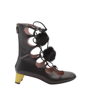 VINTAGE, RRP AS NEW
Gucci shows off its playful side with the 'Heloise' embellished ankle boots. A smooth black leather upper is accented with a gold-tone heel that amps up the glam factor. The lace-up design features mink fur pompoms that are made to move as you walk. Show off the statement beauts to full effect by teaming them with mini hemlines.


Gucci Heloise Lace-up Gladiator Boots In Black Leather
Condition: very good
Material: Leather
Size: 38
Sign of wear: wear on soles
SKU: 259593