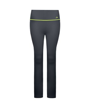 Diese Leggings aus hochwertigem 4-Wege-Stretchmaterial sorgt für eine körperbetonte Passform, die Ihre natürlichen Kurven betont und gleichzeitig optimale Flexibilität bietet. Mit ihrem formenden hohen Bund bietet die Valerie Leggings Stil und Halt zugleich. Das High-Rise-Design schmeichelt nicht nur Ihrer Figur, sondern sorgt auch bei intensiven Workouts für Komfort und Sicherheit. Heben Sie sich mit dem eleganten und kontrastierenden Design dieser Leggings von der Masse ab. Die Kontrastpaspelierung verleiht einen optischen Akzent und unterstreicht Ihren sportlichen Style. Das 3D-Strike-Logo ist ein charakteristisches Detail und unterstreicht die Liebe zum Detail und die Qualität des Kleidungsstücks. Die Valerie Leggings wurde für höchsten Komfort entwickelt und besticht durch ihre konturierte Passform, die Ihre natürliche Silhouette betont und gleichzeitig uneingeschränkte Bewegungsfreiheit ermöglicht. Das leichte 4-Wege-Stretchmaterial sorgt für optimale Flexibilität und Atmungsaktivität und hält Sie während des gesamten Trainings angenehm kühl. Kurz gesagt: Die Valerie Leggings ist eine vielseitige Wahl für alle Trainingszonen. Mit ihrem formenden hohen Bund, dem kontrastierenden Design und dem hochwertigen 4-Wege-Stretchmaterial bieten diese Leggings Stil und Funktionalität zugleich. Gehen Sie selbstbewusst in Ihr Training, heben Sie sich von der Masse ab und erleben Sie mit den Valerie-Leggings die perfekte Mischung aus Komfort und Leistung.