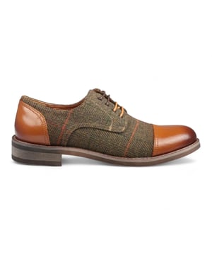 Haga una declaración sofisticada con los zapatos Oxford de tweed de cuero para hombre Theon de Justin Reess. Estos zapatos Oxford de cuero de primera calidad están diseñados para brindar durabilidad y un estilo atemporal, perfectos tanto para ocasiones formales como para uso diario. Con elegantes detalles de tweed, aportan un atractivo visual único a su guardarropa. Diseñados teniendo en cuenta la comodidad, brindan un ajuste ceñido y plantillas acolchadas para una comodidad duradera. Versátiles y elegantes, estos zapatos se adaptan perfectamente de entornos formales a salidas informales, ofreciendo una flexibilidad inigualable. Cuero de primera calidad para mayor durabilidad y elegancia Detalles de tweed para un toque único y elegante Ajuste cómodo con plantillas acolchadas Estilo versátil tanto para ocasiones formales como informales