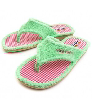 Hechas en España. Chancla confortable para mujer. Fabricada en los mejores materiales. Suela antideslizante. Cosido reforzado. Plantilla acolchada. Baja huella de carbono.